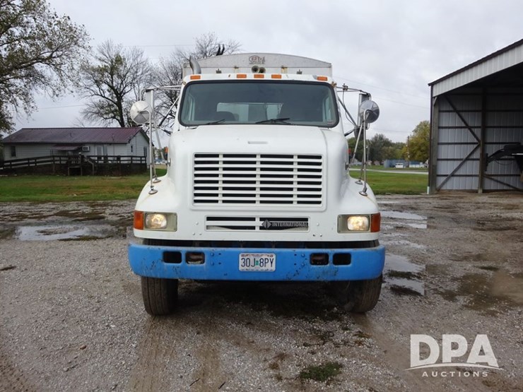 2003-international-8100-image-6