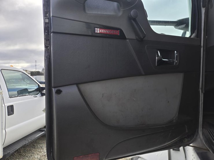 2013-kenworth-t660-image-41