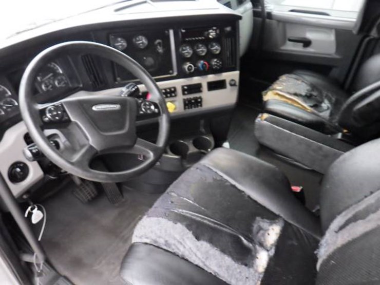 2019-freightliner-cascadia-126-image-22