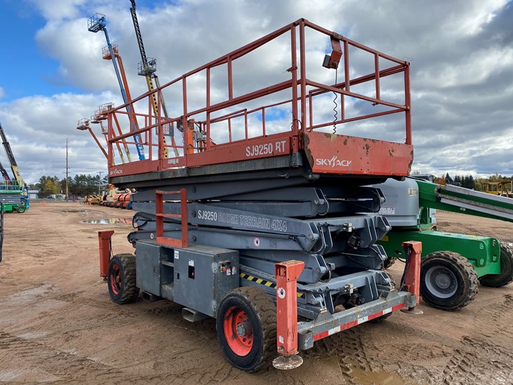 #474-•-2013-skyjack-sj9250-rough-terrain-4x4-diesel-scissor-lift-(mosinee,-wi)-image-7