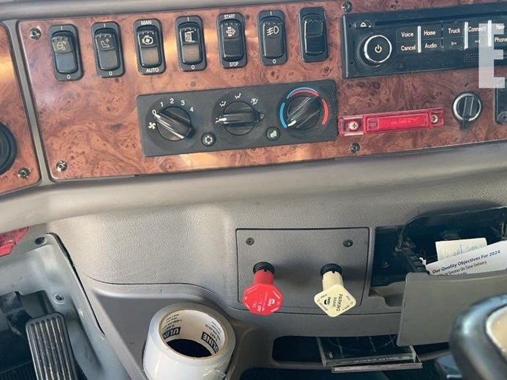 2012-peterbilt-587-image-21