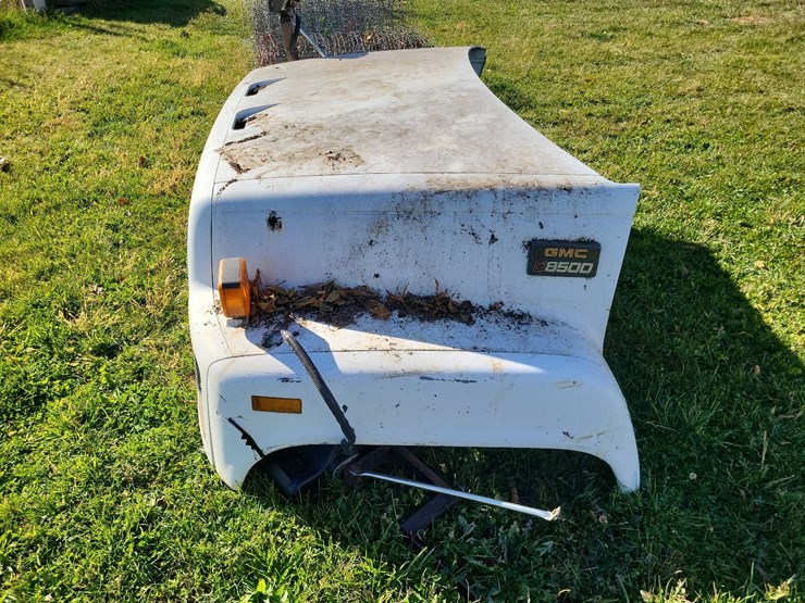 gmc-c8500-truck-hood-image-8