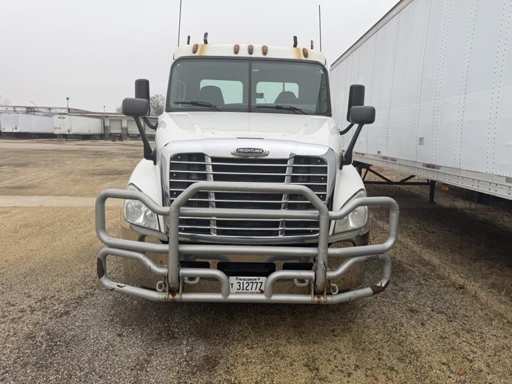 #1175-•-2016-freightliner-cascadia-day-cab-truck-tractor-image-2