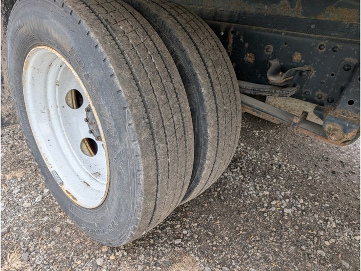 2019-isuzu-npr-image-6