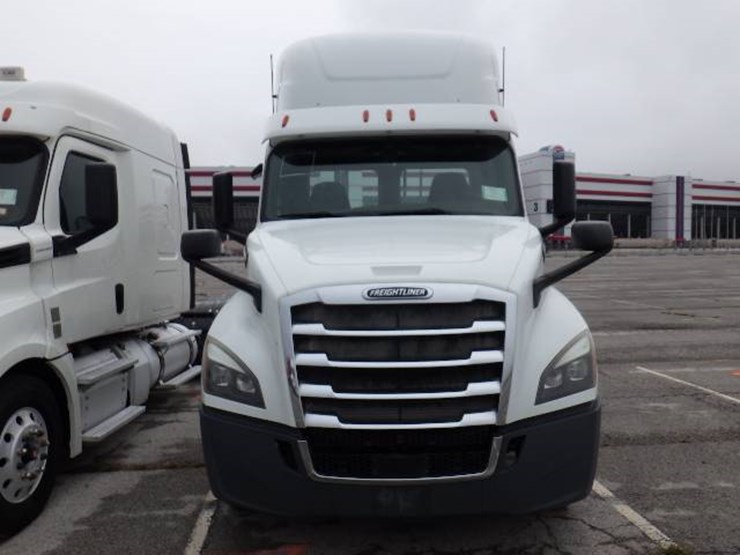 freightliner-cascadia-126-image-2