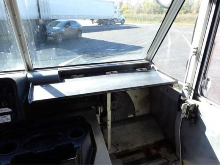 2015-freightliner-mt55-image-29