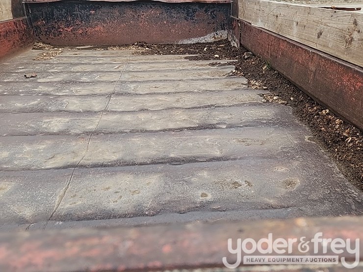 2001-freightliner-fl60-image-24