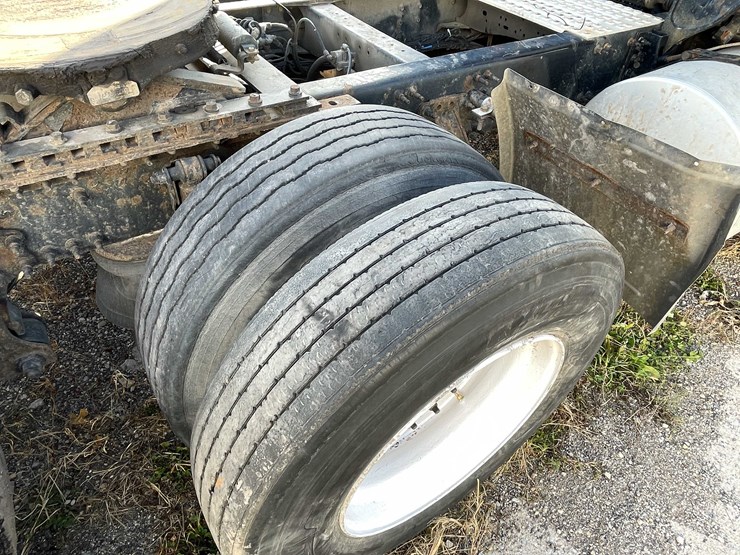 #202-•-2015-volvo-semi-tractor-(has-wi-title)-(denmark,-wi)-image-32