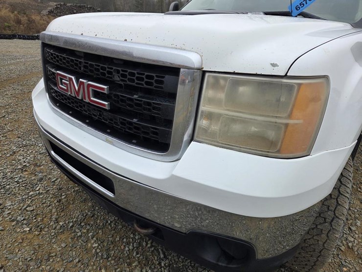 2011-gmc-2500-image-10