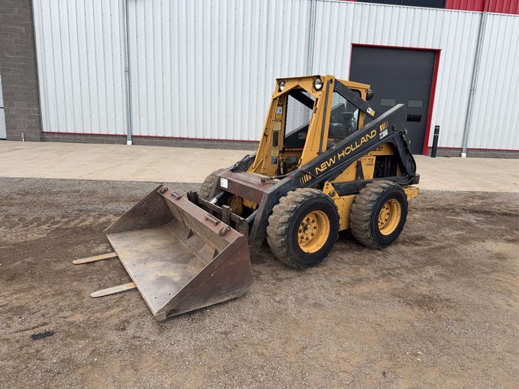 new-holland-l783-image-1