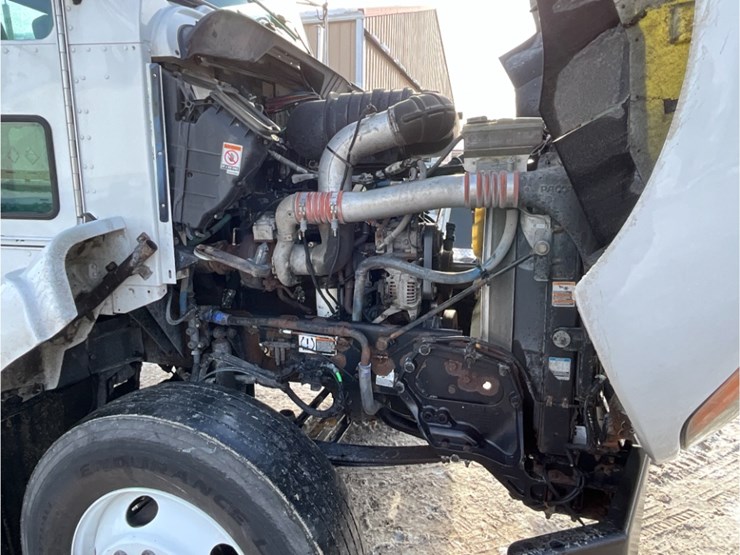 2014-kenworth-t440-image-17