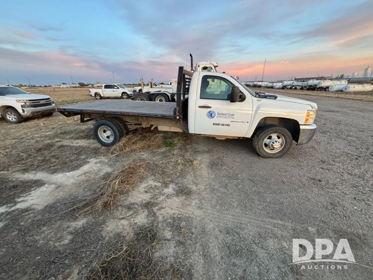 2009-chevrolet-3500hd-image-2