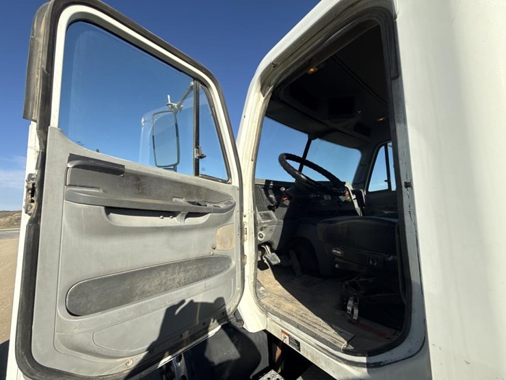 2007-freightliner-columbia-120-image-81