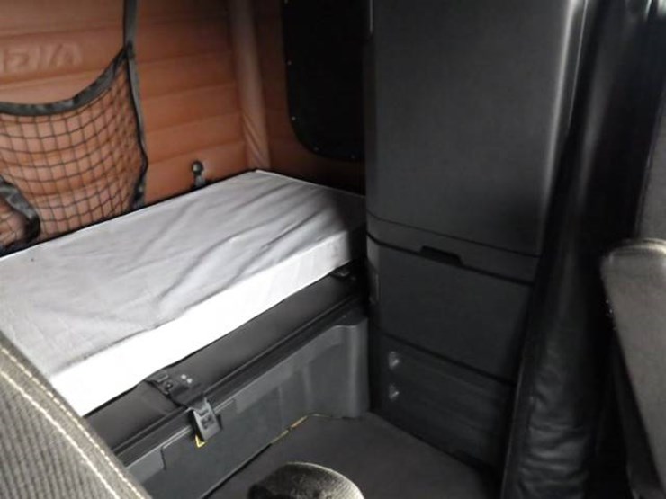 freightliner-cascadia-126-image-5