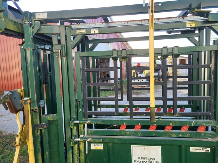 arrow-farmquip-8400-q-catch-cattle-squeeze-chute-w/alley-way---like-new-image-39