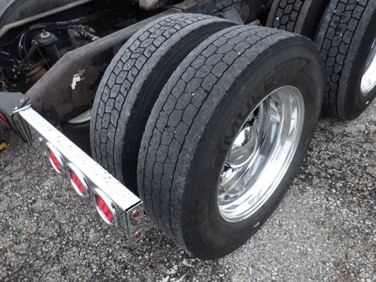 peterbilt-389-image-10