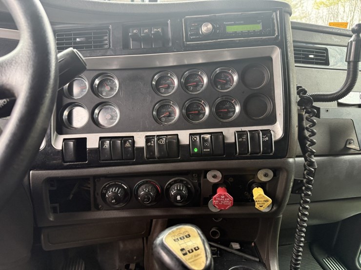 2003-kenworth-t800-image-46