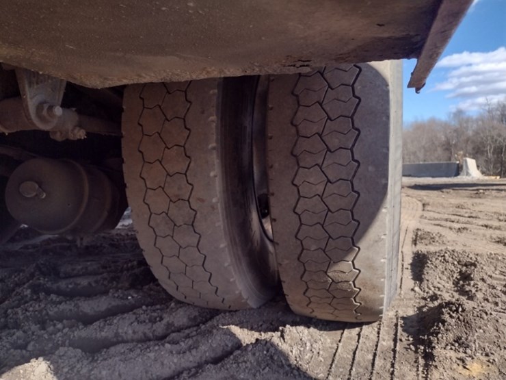 peterbilt-335-image-27