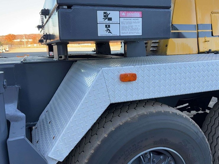 1993-grove-tms700b-image-32