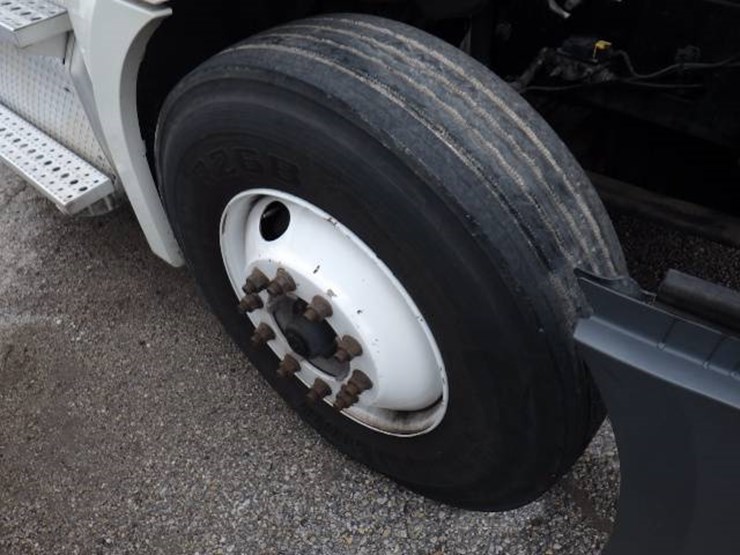 2018-freightliner-cascadia-126-image-23