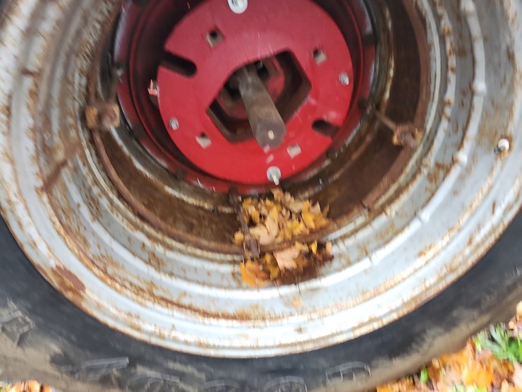 1976-ih-1066-diesel-tractor-image-13