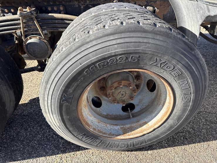 #1994-•-1999-volvo-day-cab-truck-tractor-image-70