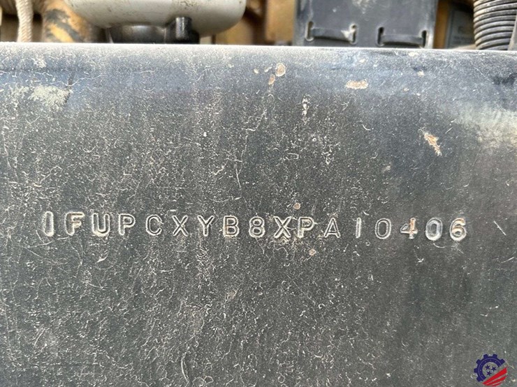 1999-freightliner-fld120-classic-image-6