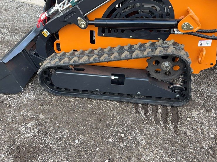 landhero-mini-stand-on-skid-loader-image-6