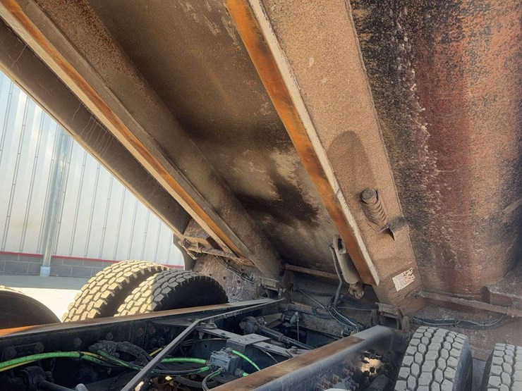 2010-international-lf517-lone-star-dump-truck-image-63