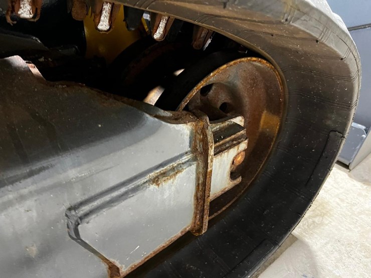 2022-deere-331g-image-21