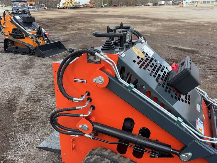 landhero-mini-stand-on-skid-loader-image-12