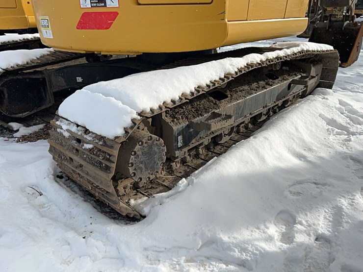 2017-deere-245g-lc-image-21