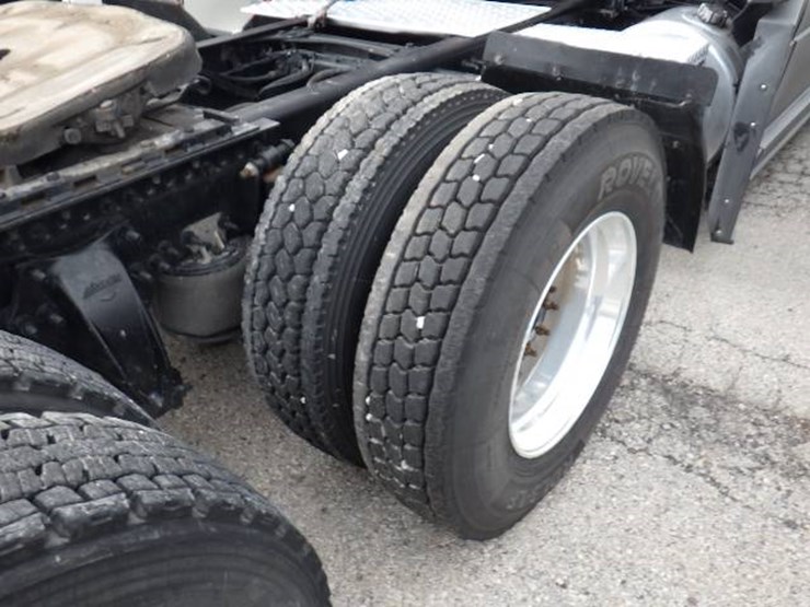 2020-freightliner-cascadia-126-image-7