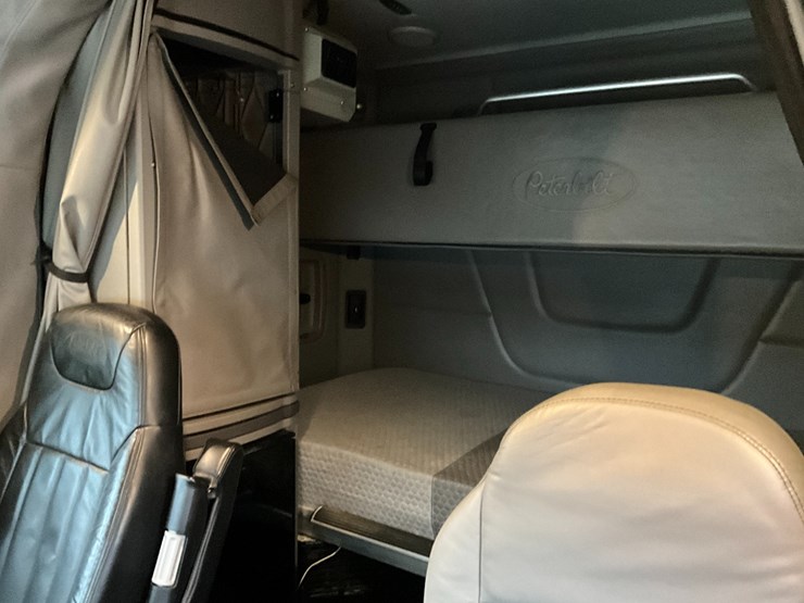 2015-peterbilt-579-image-21