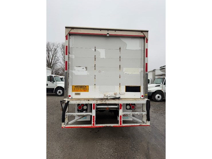 2018-freightliner-m2-106-image-5