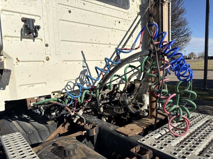 #1994-•-1999-volvo-day-cab-truck-tractor-image-29