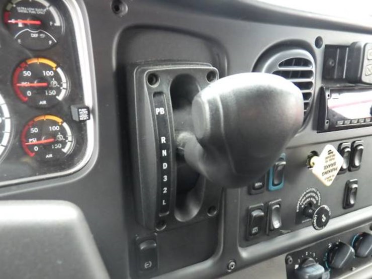 freightliner-m2-106-image-16