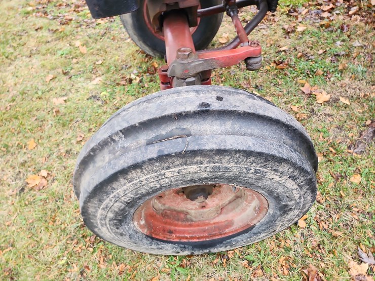 1969-ih-826-diesel-tractor-image-3