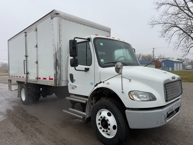 2018-freightliner-m2-106-image-1
