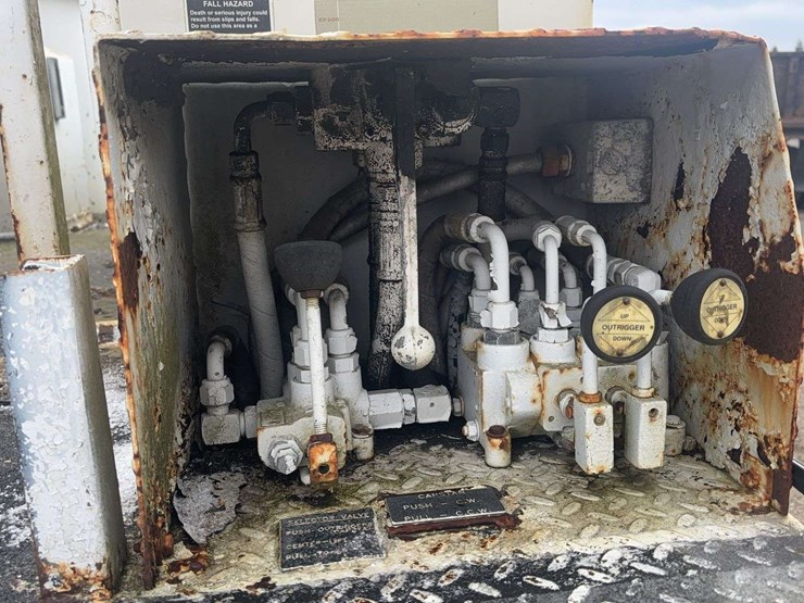 1999-freightliner-fl70-image-23