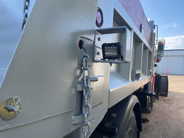 international-4900-image-32