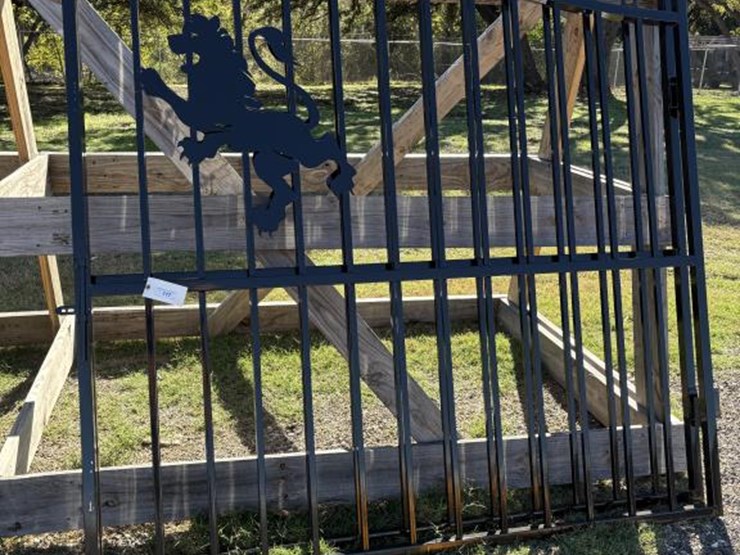 #117-•-pair-of-lion-iron-gates-image-1