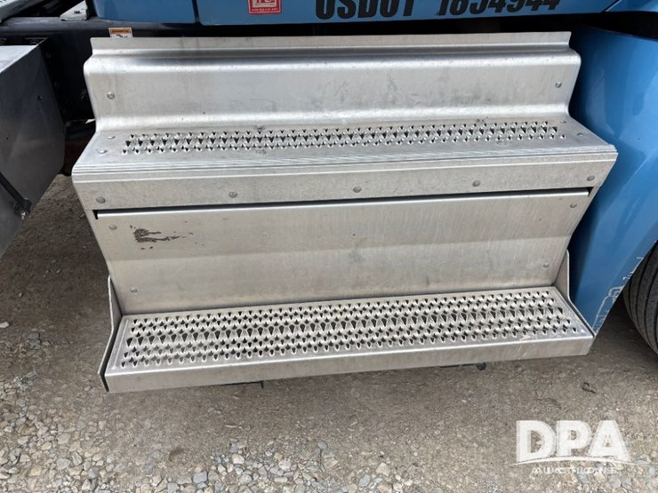 peterbilt-579-image-37