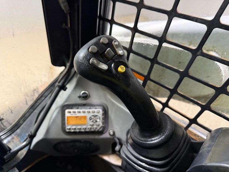 2022-bobcat-t740-image-28