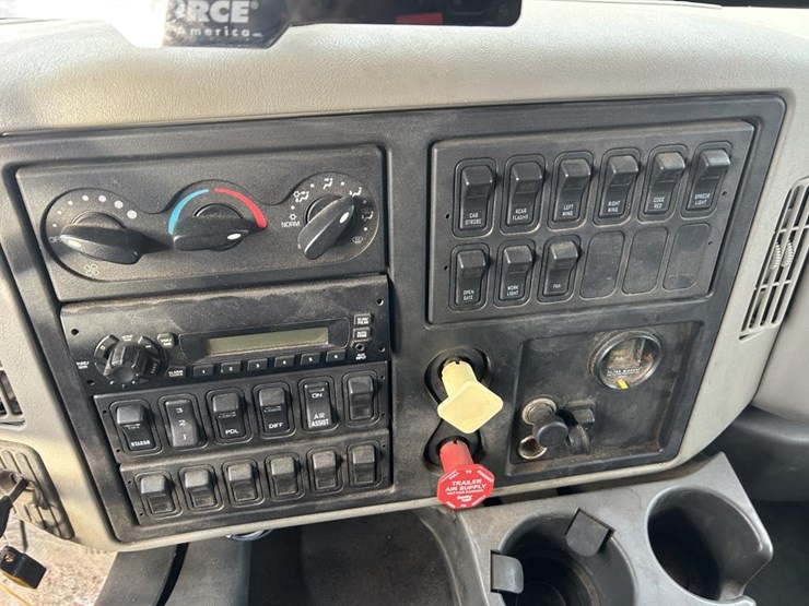 #1673-•-2002-international-workstar-tri-axle-dump-truck-image-54