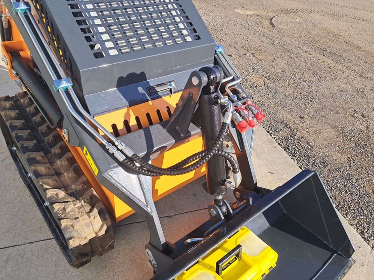 2025-landhero-mini-stand-on-skid-loader-image-11