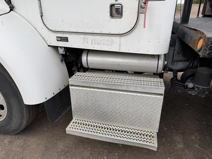 peterbilt-330-image-15