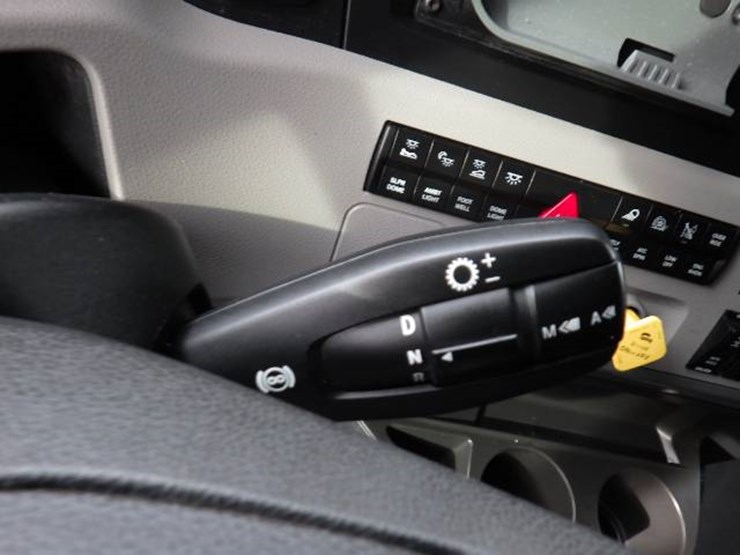 2021-freightliner-cascadia-126-image-22