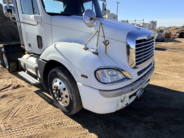 2007-freightliner-columbia-120-image-11