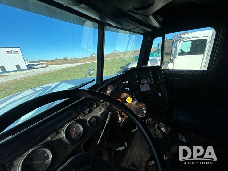 1996-freightliner-fld120-image-52